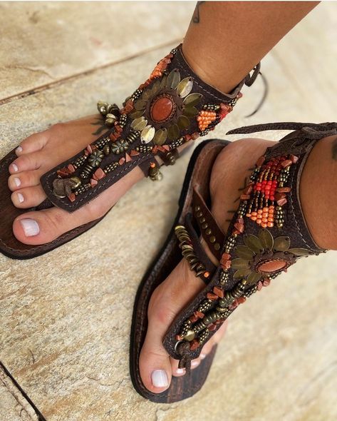 Afro Jewelry, Hair Styles With Bangs, Styles With Bangs, Hair Styles Braids, Look Boho Chic, Bohemian Sandals, Styles Braids, Pretty Sandals, Hair Styles For Women