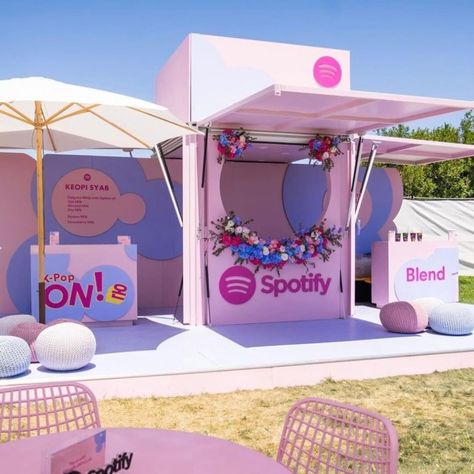 Spotify Revolve Festival Activation - Festival in La Quinta, CA | The Vendry Pop Up Store Outdoor, Brand Launch Event Ideas, Brand Events Aesthetic, Event Booth Design Ideas, Interactive Booth, Pop Up Ideas, Brand Activation Ideas, Revolve Festival, Converted Shipping Containers