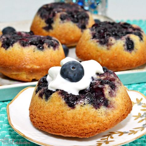 Serve everyone their own delicious little cake at a spring brunch! Upside Down Blueberry Puffs from Little Miss Celebration for PinkWhen Upside Down Blueberry Muffin, Blueberry Upside Down Mini Cakes, Asian Side Dishes, Berry Cobbler, Brunch Recipe, Spring Brunch, Perfect Brunch, Blueberry Cake, Ice Cream Toppings