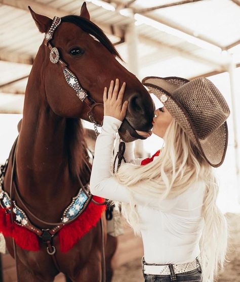 Horse Photography Poses, Foto Cowgirl, Western Photoshoot, Cute Cowgirl Outfits, Country Girl Life, Rodeo Girls, Cute Horse Pictures, Riding Shirts, Cowgirl And Horse