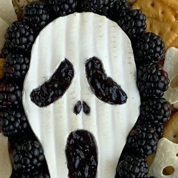 4,547 likes, 163 comments - petalandplatter on October 25, 2021: "From brie and blackberries to Ghostface Killer! 🔪🔪🔪 . . . . . #ghostface #ghostfacekille..." Ghost Face Brie, Scream Face Brie, Ghost Face Cheese Board, Scream Mask Charcuterie Board, Ghost Face Themed Party, Ghost Face Charcuterie, Ghostface Food, Horror Movie Snacks, Horror Villians