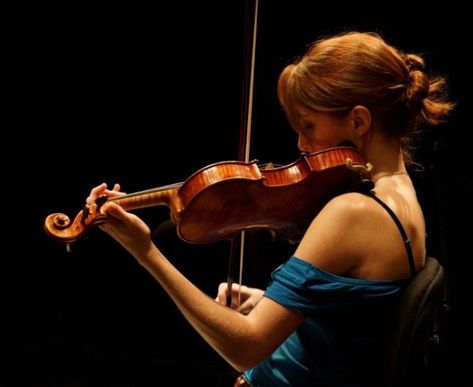 Woman Playing Violin, Violinist Photography, Girl Playing Violin, Violin Photography, Musician Portraits, Playing Violin, Musician Photography, Violin Players, The Violin