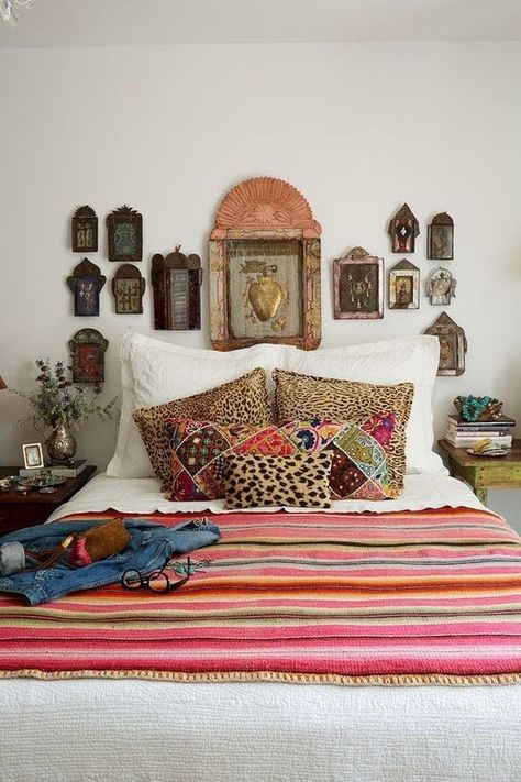 Spanish Style Bedroom, Mexican Bedroom, Bedroom Chic, Bohemian Bedrooms, Romantic Bedrooms, Bedroom Dark, Mexican Home Decor, Mexican Home, Mediterranean Home Decor