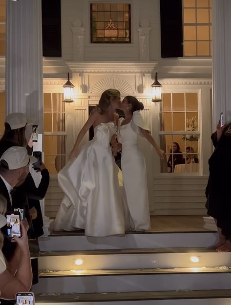 Wlw Wedding Dresses, Rich Sapphic Aesthetic, Wlw Marriage Aesthetic, Wlw Proposal, Wlw Marriage, Wlw Wedding Photos, Wlw Family, Sapphic Wedding, Wlw Wedding Aesthetic