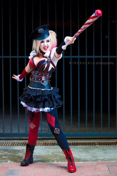 Batman: Arkham Knight: Jessica Nigri Takes Her Harley Cosplay To SDCC Arkham Knight Cosplay, Harley Quinn Arkham Knight, Harley Quinn Bat, Harley Quinn Arkham, Harley Costume, Knight Cosplay, Cosplay Pictures, Dc Cosplay, Video Game Cosplay