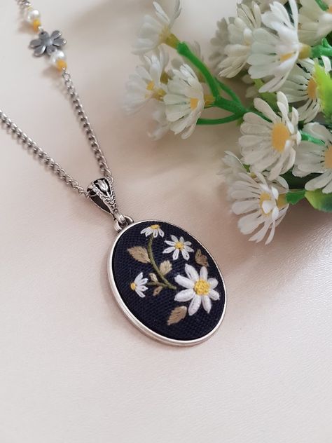 Daisy Embroidered Jewelrystylish Handmade White Floral - Etsy Hand Embroidery Jewelry, Pendant Embroidery, Hand Embroidered Pendant, Necklace Embroidery, Hand Embroidered Necklace, Hand Embroidered Jewelry, Embroidered Pendant, White Floral Embroidery, Embroidery Necklace