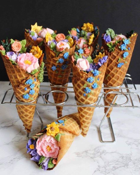 Cupcake Cone, Wedding Cake Centerpieces, Wedding Cake Options, Cake In A Cone, Cupcake Cones, Wilton Cake Decorating, Black Wedding Cakes, Individual Cakes, Fresh Flower Cake