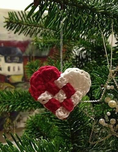 Cute Woven Heart, Danish Christmas, Christmas Heart, Crochet Christmas Decorations, Crochet Weaves, Crochet Ornaments, Christmas Hearts, Holiday Crochet, Crochet Decoration