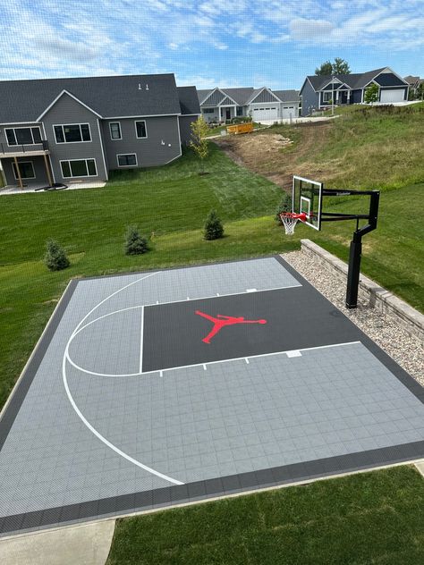 Basketball Backyard Court, Front Yard Basketball Court, Backyard Football Field, Sport Court Backyard, Basketball Garage, Backyard Basketball Court Ideas, Mini Basketball Court, Backyard Basketball Court, Backyard Deck Ideas