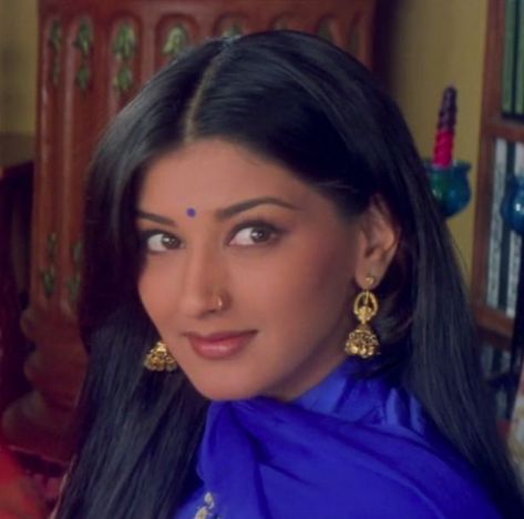 Sonali Bendre as Preeti in Hum Saath Saath Hain Face Manifestation, Hum Saath Saath Hain, 90s Bollywood Fashion, Sonali Bendre, Bollywood Makeup, 90s Actresses, 90s Bollywood Aesthetic, Desi Aesthetics, Kumkum Bhagya