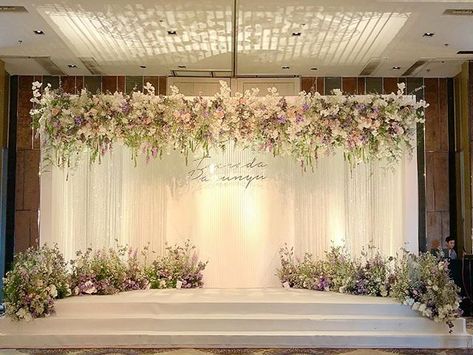 Indian Wedding Stage, Engagement Stage Decoration, Reception Stage Decor, Wedding Stage Backdrop, Reception Backdrop, Wedding Flower Design, Wedding Reception Backdrop, Wedding Stage Design, Classic Wedding Decorations