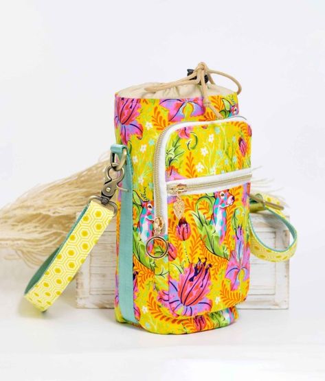 Sew Water Bottle Holder Patterns, Crossbody Water Bottle Holder, Water Bottle Purse Sewing Pattern, Water Bottle Phone Holder, Water Bottle Pouch Diy, Diy Water Bottle Bag, Water Bottle Sling Bag, Water Bottle Carrier Pattern, Water Bottle Bag Diy