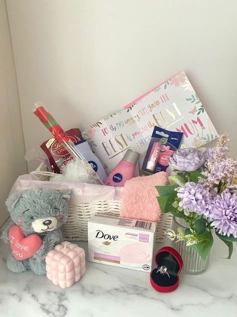 21 Insanely Cute Mother's Day Basket Ideas She'll Love Cute Birthday Box Ideas For Best Friend, Special Mothers Day Gifts, Mums Birthday Gift, Mothersday Gifts Idea, Mothers Day Gifts Aesthetic, Mother’s Day Gift Baskets, Christmas Present Ideas For Best Friend, Mother’s Day Gifts, Girly Gift Baskets