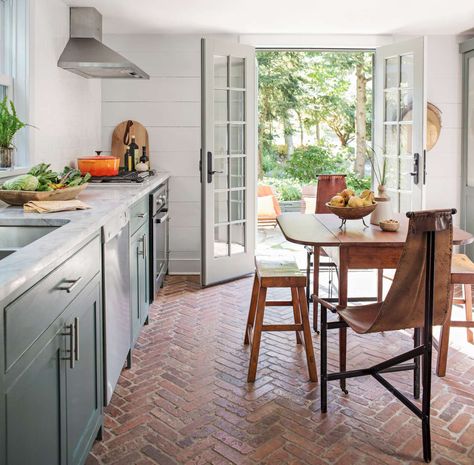 Small Kitchen Dining Room Combo, Brick Floor Kitchen, Kitchen Dining Room Combo, Open Kitchen Layouts, Open Floor Plan Kitchen, Brick Floor, Bold Kitchen, Design Tricks, Kitchen Banquette