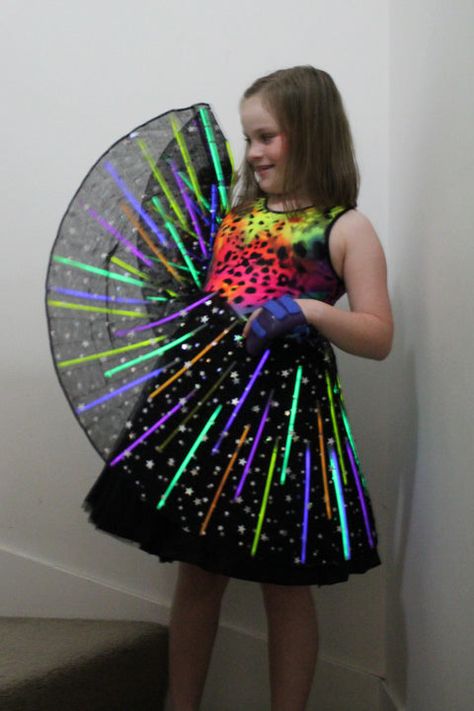 Glow Stick Dress, Black Light Glow Party Outfit, Neon Alien Outfit, Glow Party Outfit Kids, Light Up Costumes Diy, Glow Party Outfit Women, Glow Party Dress, Glow Dance Outfit, Glow In The Dark Outfit Ideas