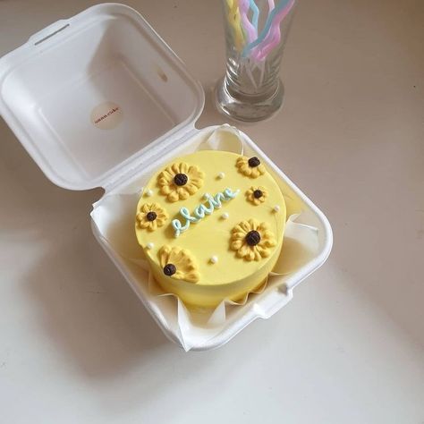 Sunflower Bento Cake, Korean Cake Box, Cute Cakes Aesthetic, Sunflower Cake Design, Sunflower Birthday Cakes, Sunflower Cake, Bts Cake, Small Birthday Cakes, Mini Torte