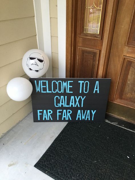 Star Wars Party Decorations Ideas, Star Wars Graduation Party Ideas, Star Wars Party Decorations Birthdays, Star Wars Prom Theme, Star Wars 30th Birthday Party, Star Wars Birthday Party Ideas For Men, Star Wars Theme Party Decoration, Star Wars Party Kids, Starwars Birthday Ideas Diy