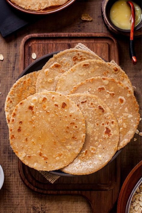 Top view of 6 Oats Flour roti (flatbreads) placed on a black plate. Gluten Free Roti Recipe, Oats Recipes Indian, Gluten Free Roti, Oats Flour, Oat Flour Recipes, Gluten Free Flatbread, Roti Recipe, Paratha Recipes, Flatbread Recipes