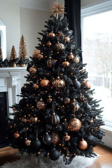 black Christmas tree Basic Christmas Tree Decoration, Christmas Tree Colors, Black Xmas Tree, Christmas Tablesetting, Creative Christmas Tree Ideas, Black Christmas Decorations, Dark Christmas, Black Christmas Tree, Blue Christmas Tree