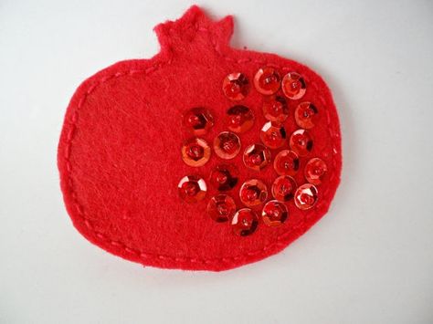 Türkan Jewish Crafts, Pomegranate Art, Winter Designs, Felt Bookmark, Felt Crafts Patterns, Brooch Diy, Crafts For Seniors, Animal Crafts For Kids, Felt Patterns