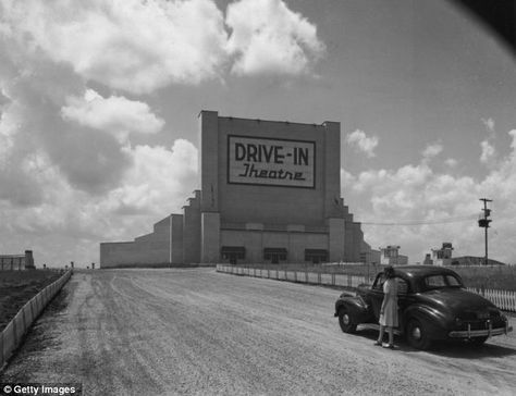 Life through a lens: A woman in a fifties-style dress stands next to a parked car in the middle of the road, looking up at a looming sign marking out the movie theatre Drive Inn Movies, Photography Icon, Drive In Cinema, Movie Theatre Seats, Nostalgic Photos, Movie Marquee, Theatre Pictures, Drive In Movie Theater, Rare Historical Photos