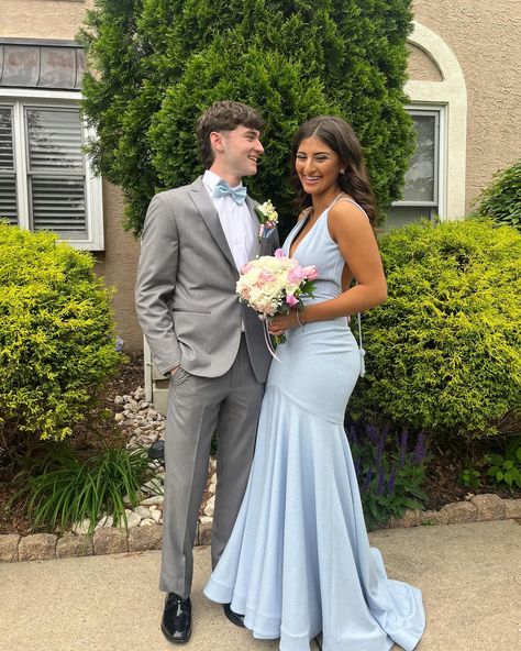 Light Blue Hoco Couple Outfits, Light Blue Prom Couple Outfits, Light Blue Hoco Couple, Baby Blue Prom Couple, Light Blue Prom Couple, Couples Prom Outfits, Blue Prom Couple, Hoco Couple Outfits, Light Blue Hoco Dress