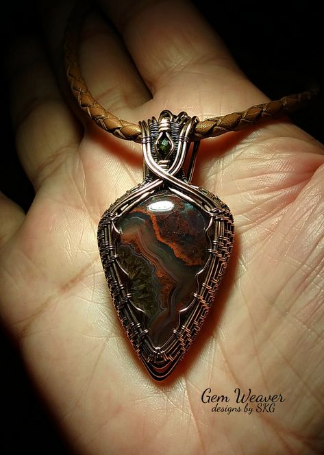 Wire weaved pendant of Agate and copper, Gem Weaver designs by SKG Wire Wrapped Jewelry For Men, Wire Wrap Teardrop Stone, Masculine Wire Wrap Pendant, Weaving Rocks, Wire Weave Patterns, Diy Necklace Patterns, Crystal Jewelry Diy, Copper Wire Art, Wire Wrapped Stone Jewelry