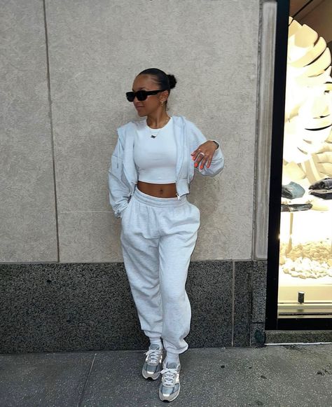 White Sweatsuit Outfits Women, Sweatpants With Heels, Sweatpants Outfit Black, Sweatsuit Outfits Women, White Sweatpants Outfit, Sweatpants Outfit For School, White Sweatsuit, Spring Outfits College, Sweatpants Outfits For School