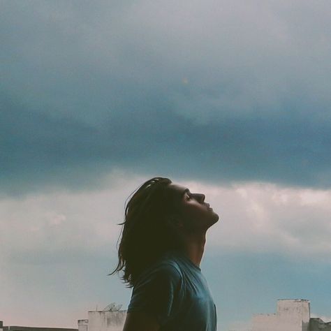 People Looking Up At The Sky, Looking Up At The Sky, Look At The Sky, Lino Print, Sky Aesthetic, Aesthetic Photo, Picture Ideas, Looking Up, The Sky