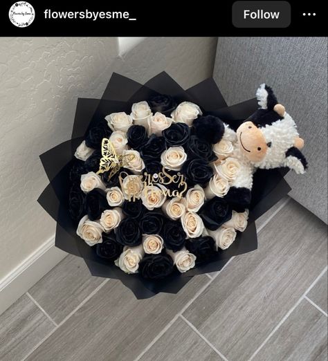 #cow #flowers #roses #bouquet #ramos #ramodeflores #flores Forever Ramo, Flower Making With Ribbon, Ramo Ideas, Boutique Flowers, Aesthetic Ribbon, Forever Flower Bouquets, Flowers Roses Bouquet, Satin Flowers Diy, Ribbon Rose Bouquets