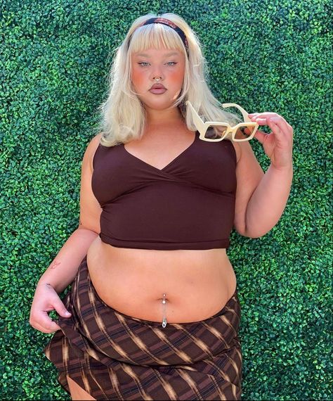 Y2k Outfits For Plus Size, Plus Size Y2k Aesthetic, Crop Tops Plus Size, Y2k Aesthetic Fashion Plus Size, Y2k Outfit Midsize, Y2k Fits Plus Size, Y2k Style Plus Size, Mid Plus Size Fashion, Crop Top Outfits Plus Size