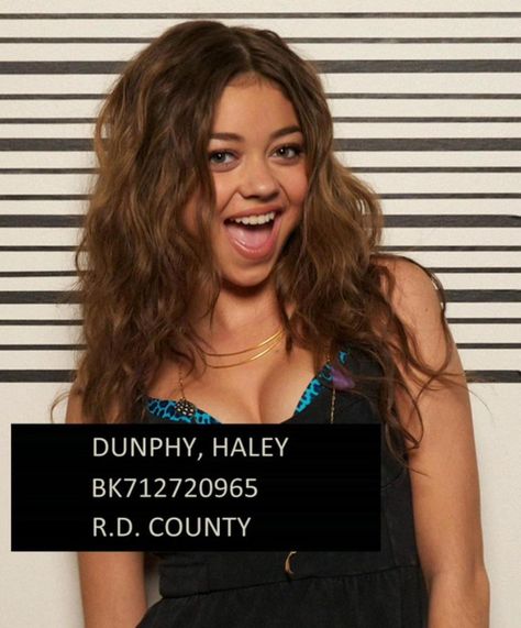 𝒱𝒾𝑜𝓁𝑒𝓉𝒮𝒽𝑒𝓁𝓁 on Instagram: “Haley Dunphy’s mugshots in ‘Modern Family’, 2012” Hailey Modern Family, Hailey Dunphy, Modern Family Sarah Hyland, Haley Modern Family, Modern Family Haley, Haley Dunphy, Celebrity Mugshots, Sarah Hyland, Tv Icon