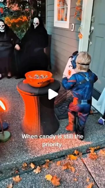 HeHe Halloween on Instagram: "Scary🎃👻Tag someone who needs to see this 🤩

Follow @hehe.halloween for more
.
.
.
.
#halloween #diydecor #diyideas #diylove #diy #diy #dıy #diyinspiration #interior_and_living" Halloween Diy Videos, Funny Halloween Videos, Scary Funny Videos, Scaring People, First Instagram Post, Sean Diddy Combs, Scary Funny, Halloween Gif, Diy D