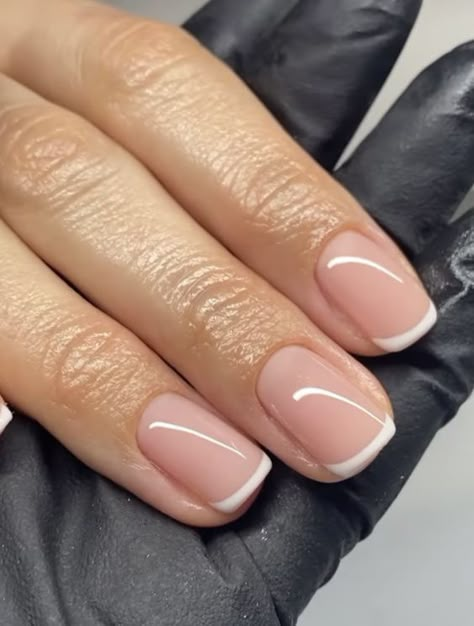 21 Trendy Micro French Nails For Chic & Delicate Nail Art Micro French Nails, Delicate Nail Art, French Manicure Short Nails, American Manicure, Short French Nails, Nail Artwork, Dip Manicure, French Manicure Nails, Latest Nail Art