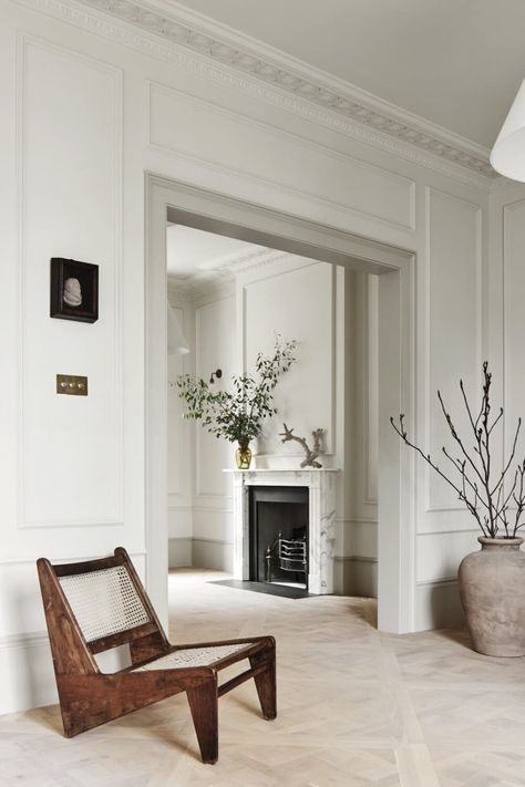 A Stylish Regency Townhouse in London 12 Pierre Jeanneret Furniture, Stylish Dining Room, London Townhouse, Bedroom With Ensuite, Contemporary Interior Design, Architectural Features, Open Plan Living, Front Room, Contemporary Interior