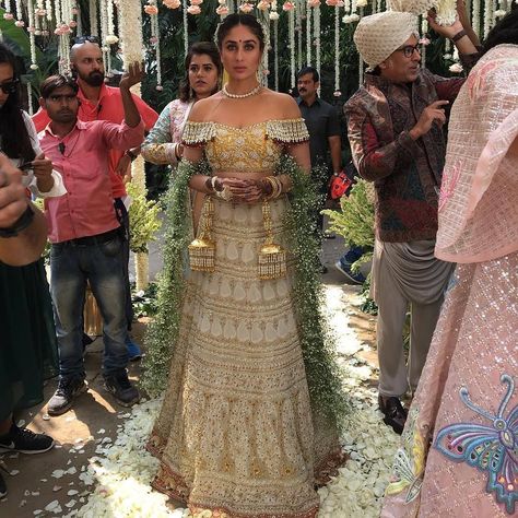 Kareena Kapoor Veere Di Wedding, Kareena Kapoor Hairstyles, Kareena Kapoor Wedding, Wedding Movies, Indian Lehenga, Indian Bridal Outfits, Kareena Kapoor Khan, Kareena Kapoor, Bridal Look