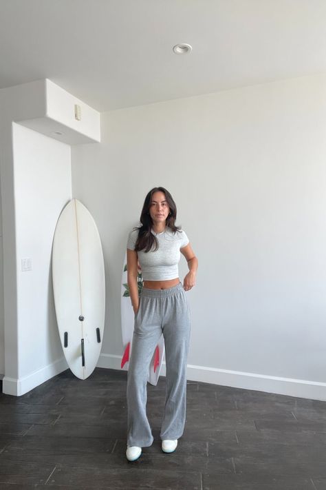 Loose Sweatpants Outfit, Wide Leg Sweatpants Outfit, Chic Sweatpants Outfit, Sweatpants Fits, Airport Fits, Fasion Outfits, Sweatpants Outfit, Wide Leg Sweatpants, Effortlessly Chic Outfits