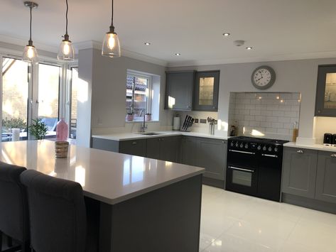 Howdens chelford slate grey shaker kitchen Slate Grey Kitchen, Howdens Chelford, Howdens Kitchen, Kitchen Uk, Grey Shaker Kitchen, Modern Grey Kitchen, Shaker Kitchens, Open Plan Kitchen Dining Living, Kitchen 2020