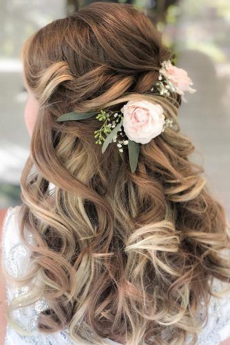 Half Up Half Down Wedding Hairstyles Ideas ★ See more: https://www.weddingforward.com/half-up-half-down-wedding-hairstyles-ideas/4 Redhead Braid, Blonde Redhead, Down Wedding Hairstyles, Half Up Half Down Wedding, Wedding Updos, Flower Veil, Medium Curly, Prom Hairstyles For Short Hair, Medium Curly Hair Styles