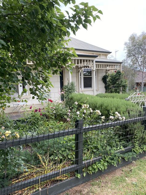 Front Yard With Fence Ideas, Vintage Fence Ideas, European Front Yard, Cottage Fence Ideas Front Yards, Hog Wire Fence Front Yard, Vintage Wire Fence, Victorian Fencing, Cottage Fence, Ranch Rail Fence With Wire