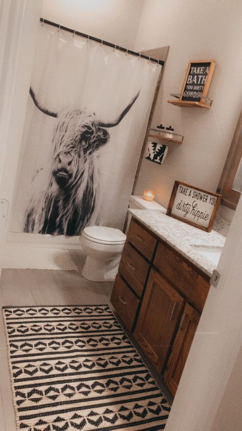 Gray Western Bathroom, Country Farmhouse Bathroom Rugs, Bathroom Decor Country Style, Cow Shower Curtain Bathroom, Western Chic Bathroom Ideas, Western Themed Apartment, Western Boho Living Room Ideas, Cow Themed Bathroom Ideas, Simple Western Bathroom