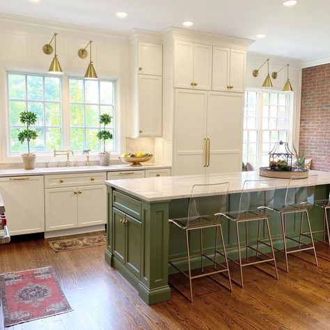 25 Ecstatic Green Kitchen Island Ideas That Amaze You - Drop By My Home Teal Kitchen Cabinets, Popular Kitchen Colors, Painted Kitchen Island, Olive Green Kitchen, Green Kitchen Island, Sage Kitchen, Dark Green Kitchen, Moms Kitchen, Bold Kitchen