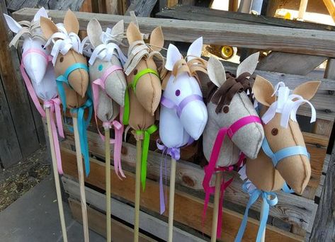 Stick Horse Party Favor - DIY Stick Horse Head Only - Party Activity - Party Craft Diy Stick Horse, Cowgirl Party Favors, Pony Party Favors, Cowboy Party Favors, Horse Party Favors, Diy Kids Party, Party Activities Kids, Horse Birthday Parties, Stick Horses