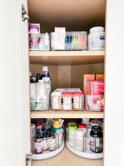 How To Organise A Medicine Cabinet, Medicine Basket Organization, Med Cabinet Organization, Nursing Home Organization, Medicine Cupboard Organization, Storage For Medicine Ideas, First Aid Cabinet Organization, Medical Cabinet Organization, Vitamin Cabinet Organization