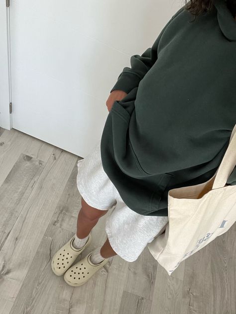 Cream Sweatshorts Outfit, Brown Sweatshorts Outfit, Long Sweat Shorts Outfit, Brown Sweat Shorts Outfit, Fleece Shorts Outfit, Grey Sweat Shorts Outfit, Sweatshorts Outfits, Relaxed Fit Sweat Shorts For Streetwear, Long Sweat Shorts