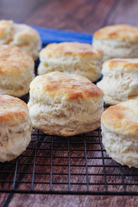 fluffy biscuits on a cooling rack Quick Biscuit Recipe, Quick Biscuits, Easy Homemade Biscuits, Southern Buttermilk Biscuits, Making Biscuits, Easy Biscuit, Easy Biscuit Recipe, Buttermilk Biscuits Recipe, How To Make Biscuits