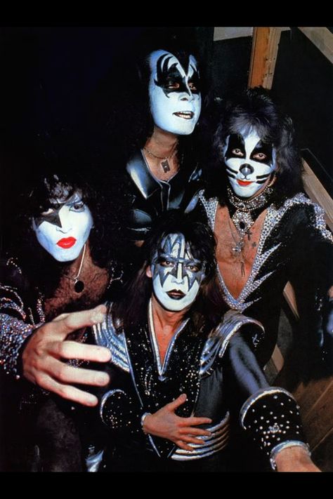 Peter Criss looks H-O-T!!! Kiss Group, Banda Kiss, Kiss Artwork, Kiss Music, Eric Singer, Vinnie Vincent, Kiss Images, Kiss Members, Eric Carr