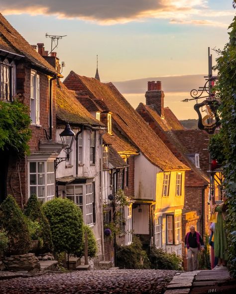 Rye has so many beautiful spots, I can't stop posting pictures of this picturesque town in southern England. Did you know that Rye was once a thriving port town and known for its smuggling past? Located in East Sussex, this charming town is a real treasure for history and culture lovers. There is also plenty to do in Rye... Stroll the cobbled streets and discover historic buildings such as St Mary's Church, which dates back to the 12th century, and the impressive Rye Castle (aka Ypres Tower... Rye England, Saint Mary, Rye, East Sussex, 12th Century, Historic Buildings, United Kingdom, Did You Know, Knowing You