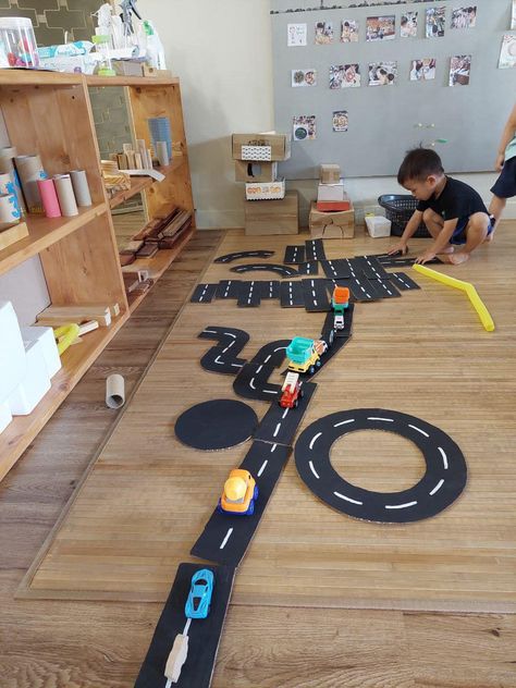 Reggio Car Provocations, Car Activities For Toddlers, Reggio Emilia Activities, Reggio Kindergarten, Abordagem Reggio Emilia, Toddler Car Activities, Reggio Atelier, Provocations Reggio, Babysitting Aesthetic