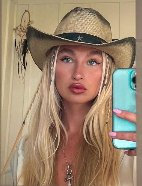 2023 Cowgirl Trends, Cowgirl Style Hairstyles, Hair For Rodeo, Cowgirl Short Hairstyles, Country Hairstyles With Cowboy Hat, Hairstyle For Cowgirl Hat, Country Hair Styles With Hat, Western Party Hairstyles, Hair Ideas With Cowboy Hat